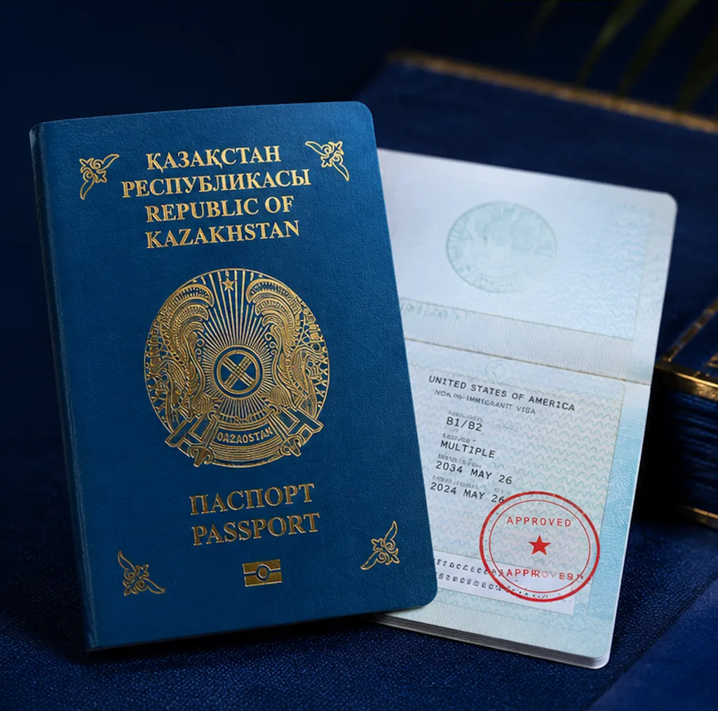 Казахстанский паспорт и одобренная американская виза с печатью APPROVED